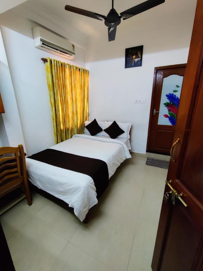 Thayamkery'S Royal Inn Kochi Exterior foto