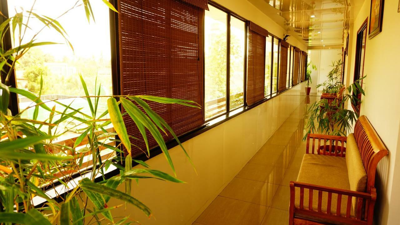 Thayamkery'S Royal Inn Kochi Exterior foto